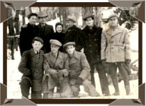1947 נפתלי שניידר עם חברים אחרי המלחמה 1947 נפתלי שניידר עם חברים אחרי המלחמה