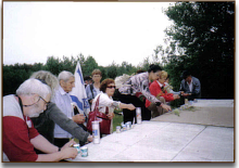 נרות זיכרון על האנדרטה בבכובה - 2007